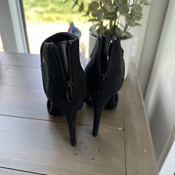 Material Girl Black Heels Elegant and Versatile - Picture 3 of 4